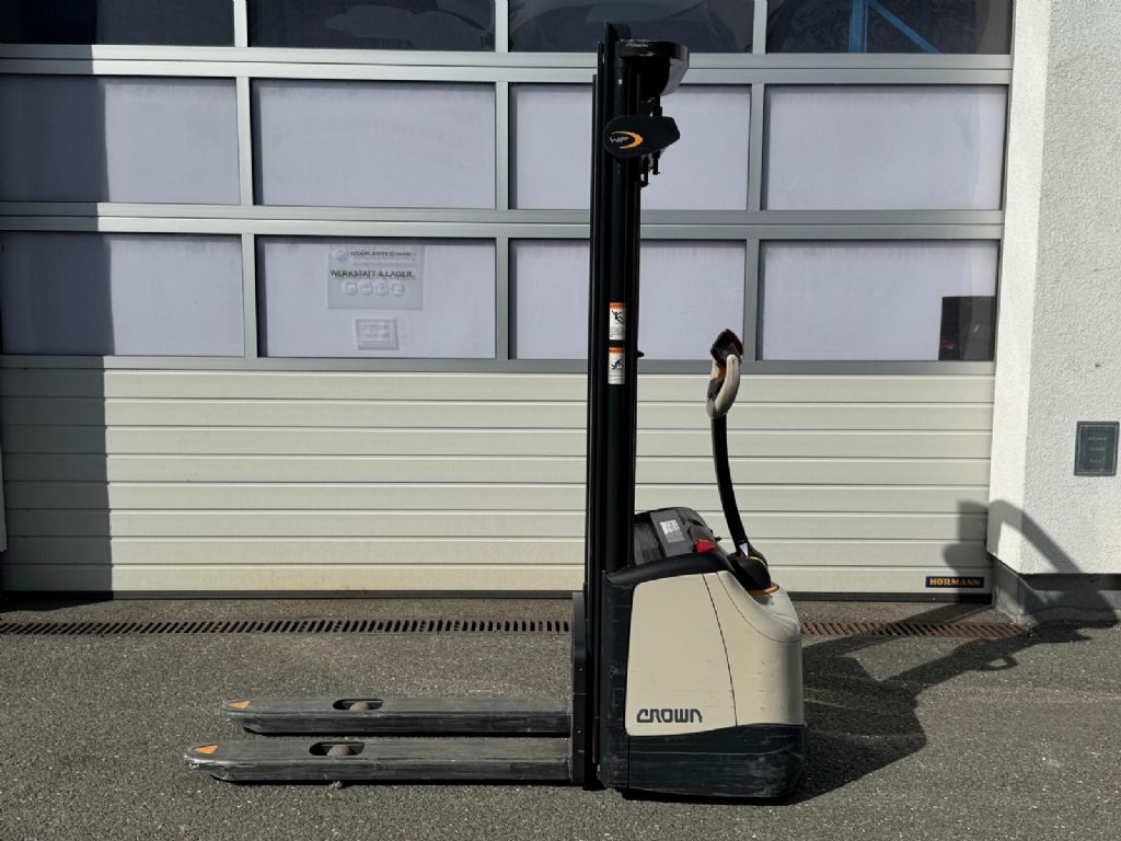 Crown-WF 1.0 TL-Hochhubwagen-www.stapler-mueller.com