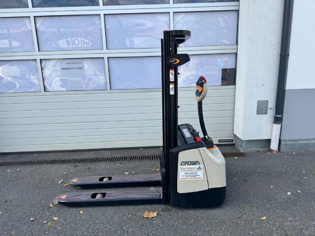 Crown WF 3000 1.2 2600 Hochhubwagen www.staplertechnik.at