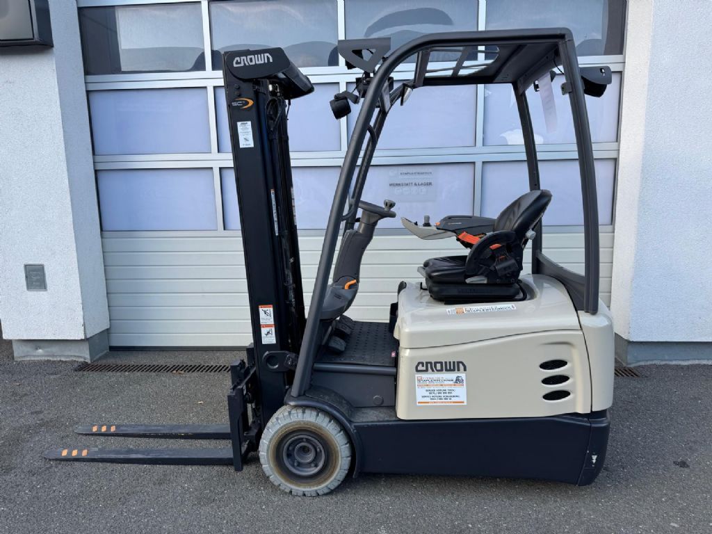 Crown SCT6220 - 1.6 TF3275 Elektro 3 Rad-Stapler www.staplertechnik.at Crown SCT6220 - 1.6 TF3275 Elektro 3 Rad-Stapler www.staplertechnik.at