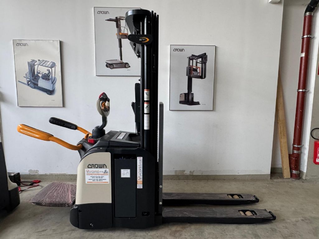 Crown ETi-1.6 mit Gabelverlängerungen High Lift stacker www.staplertechnik.at Crown ETi-1.6 mit Gabelverlängerungen High Lift stacker www.staplertechnik.at