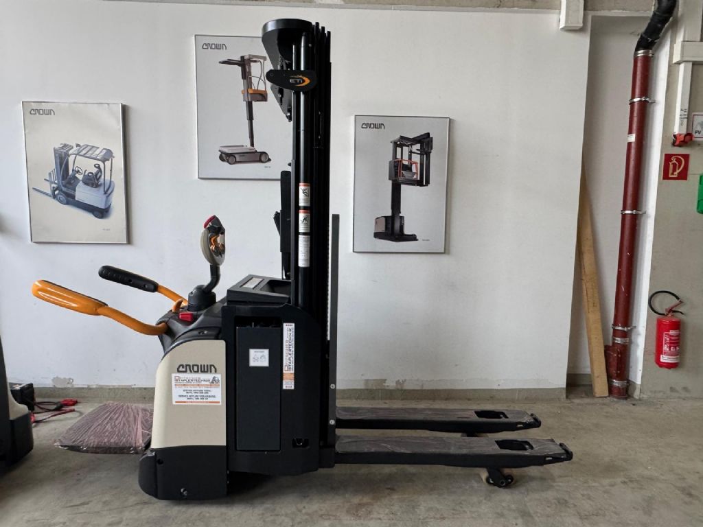 Crown ETi-1.6 mit Gabelverlängerungen High Lift stacker www.staplertechnik.at Crown ETi-1.6 mit Gabelverlängerungen High Lift stacker www.staplertechnik.at