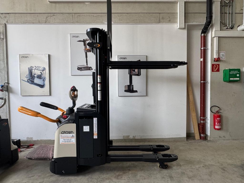 Crown ETi-1.6 mit Gabelverlängerungen High Lift stacker www.staplertechnik.at Crown ETi-1.6 mit Gabelverlängerungen High Lift stacker www.staplertechnik.at