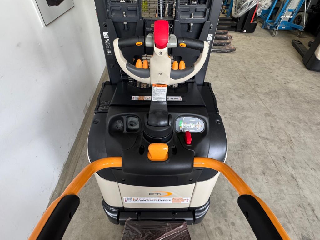 Crown ETi-1.6 mit Gabelverlängerungen High Lift stacker www.staplertechnik.at Crown ETi-1.6 mit Gabelverlängerungen High Lift stacker www.staplertechnik.at