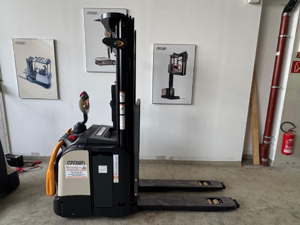 Crown ETi-1.6 mit Gabelverlängerungen High Lift stacker www.staplertechnik.at Crown ETi-1.6 mit Gabelverlängerungen High Lift stacker www.staplertechnik.at