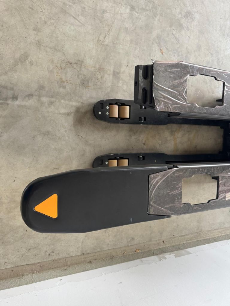 Crown ETi-1.6 mit Gabelverlängerungen High Lift stacker www.staplertechnik.at Crown ETi-1.6 mit Gabelverlängerungen High Lift stacker www.staplertechnik.at