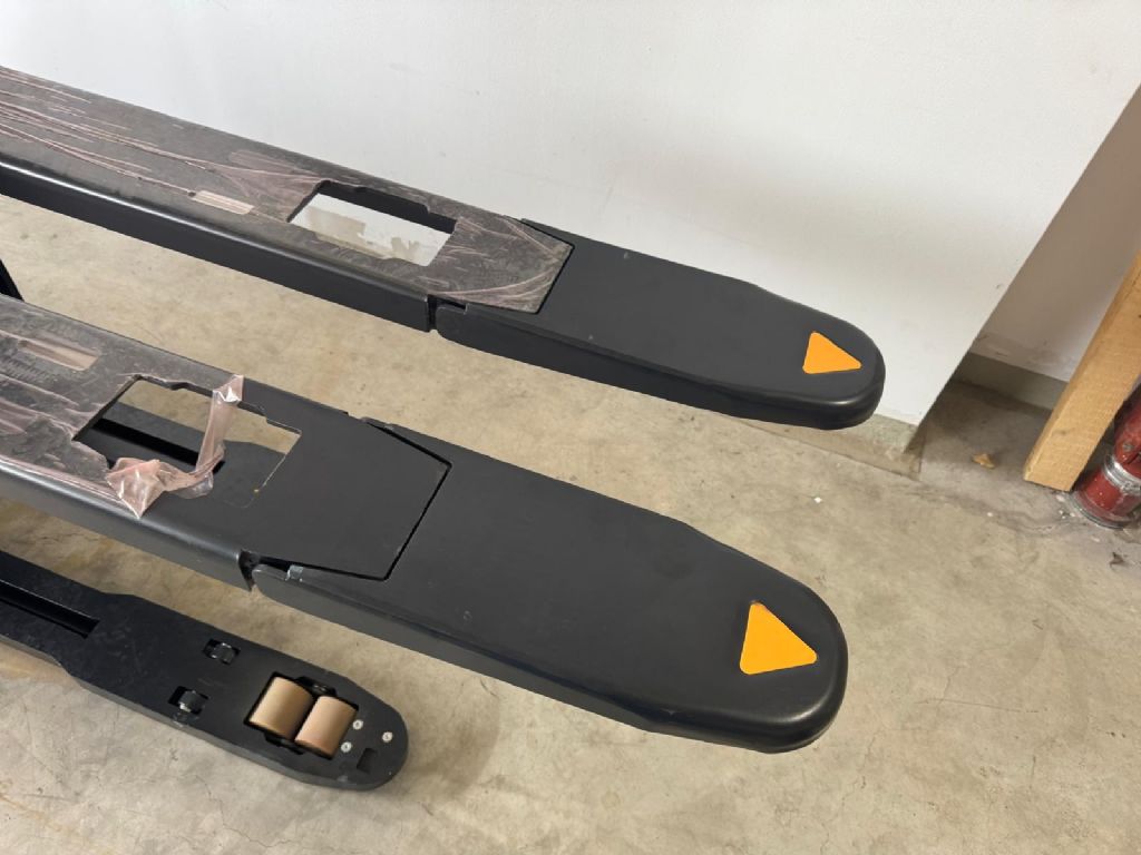 Crown ETi-1.6 mit Gabelverlängerungen High Lift stacker www.staplertechnik.at Crown ETi-1.6 mit Gabelverlängerungen High Lift stacker www.staplertechnik.at