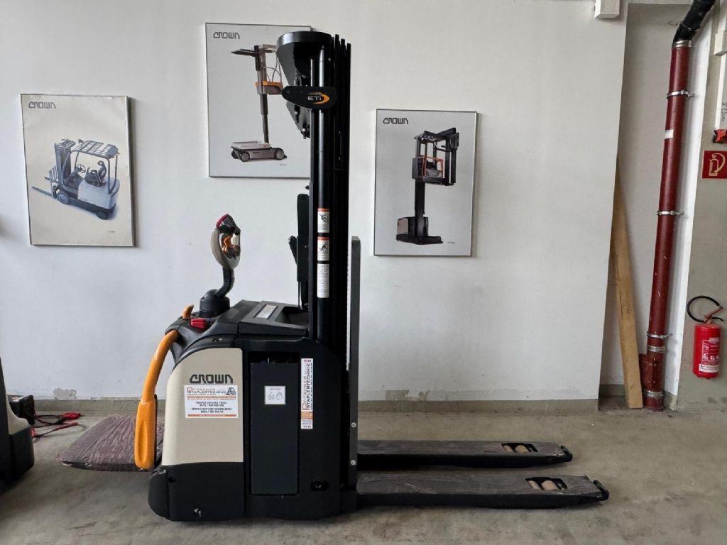 Crown ETi-1.6 mit Gabelverlängerungen High Lift stacker www.staplertechnik.at Crown ETi-1.6 mit Gabelverlängerungen High Lift stacker www.staplertechnik.at