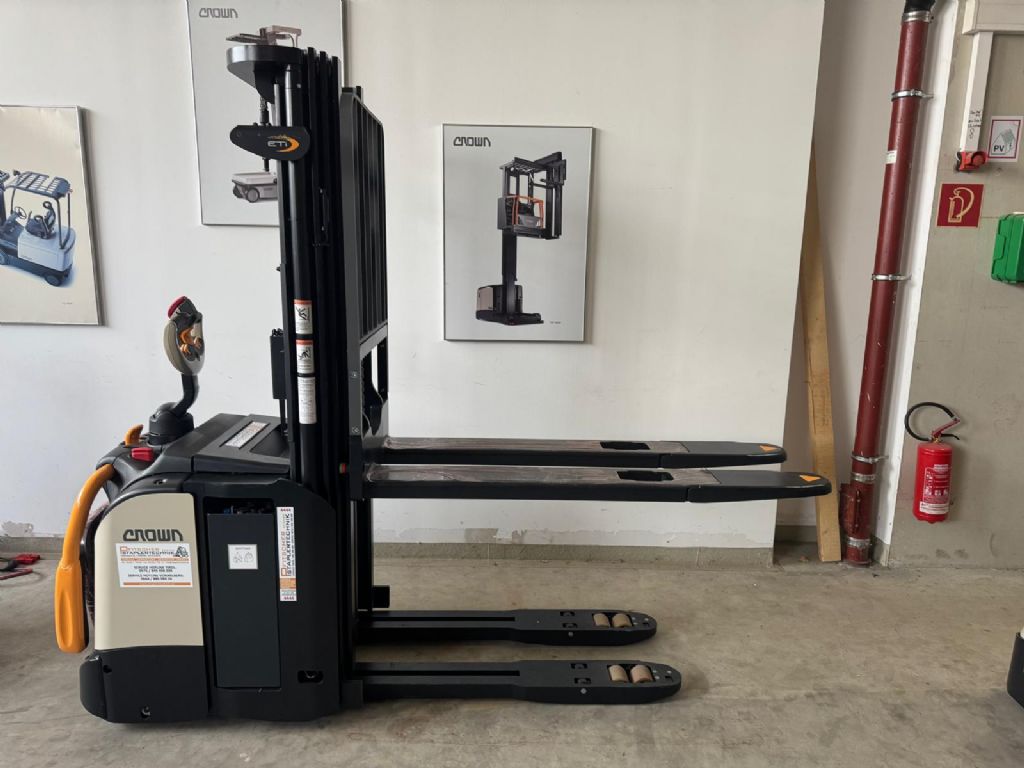 Crown ETi-1.6 mit Gabelverl�ngerungen Deichselstapler www.staplertechnik.at