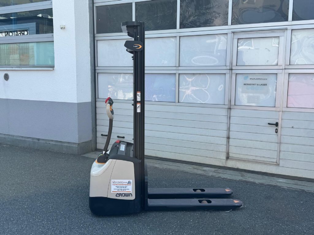 Crown-WF3200 - 1.2 TF-Hochhubwagen-www.stapler-mueller.com