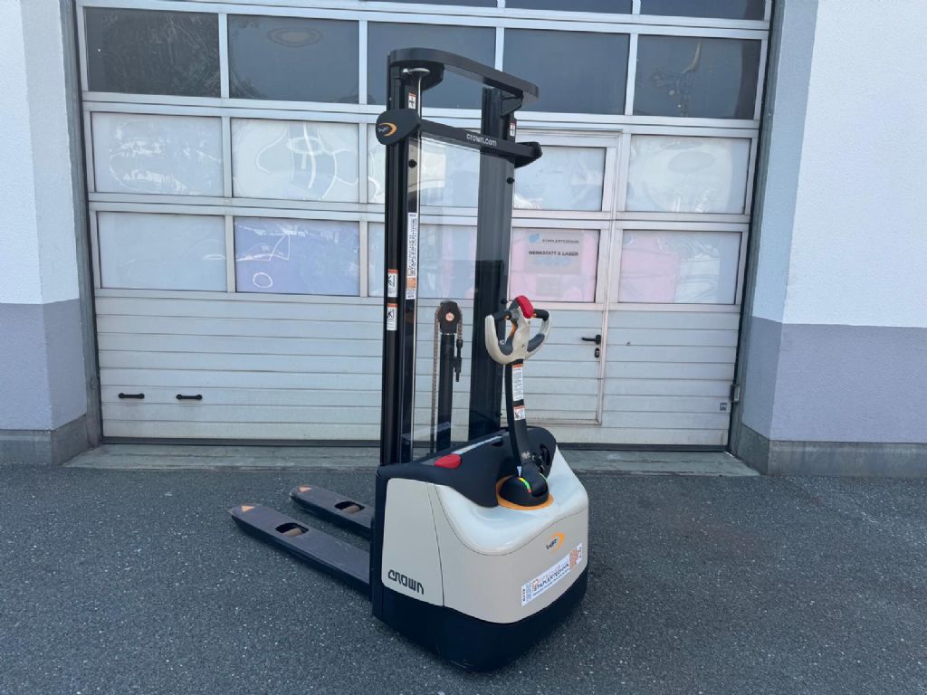 Crown WF3200 - 1.2 TF Hochhubwagen www.staplertechnik.at Crown WF3200 - 1.2 TF Hochhubwagen www.staplertechnik.at