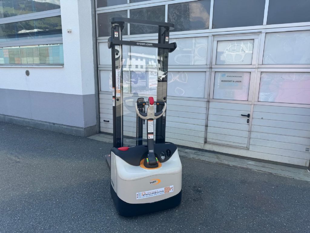 Crown WF3200 - 1.2 TF Hochhubwagen www.staplertechnik.at Crown WF3200 - 1.2 TF Hochhubwagen www.staplertechnik.at
