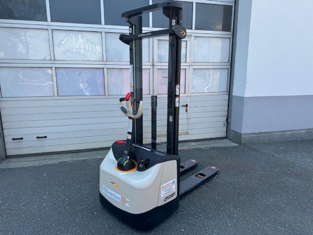 Crown WF3200 - 1.2 TF Hochhubwagen www.staplertechnik.at Crown WF3200 - 1.2 TF Hochhubwagen www.staplertechnik.at