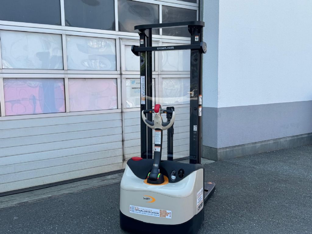 Crown WF3200 - 1.2 TF Hochhubwagen www.staplertechnik.at Crown WF3200 - 1.2 TF Hochhubwagen www.staplertechnik.at