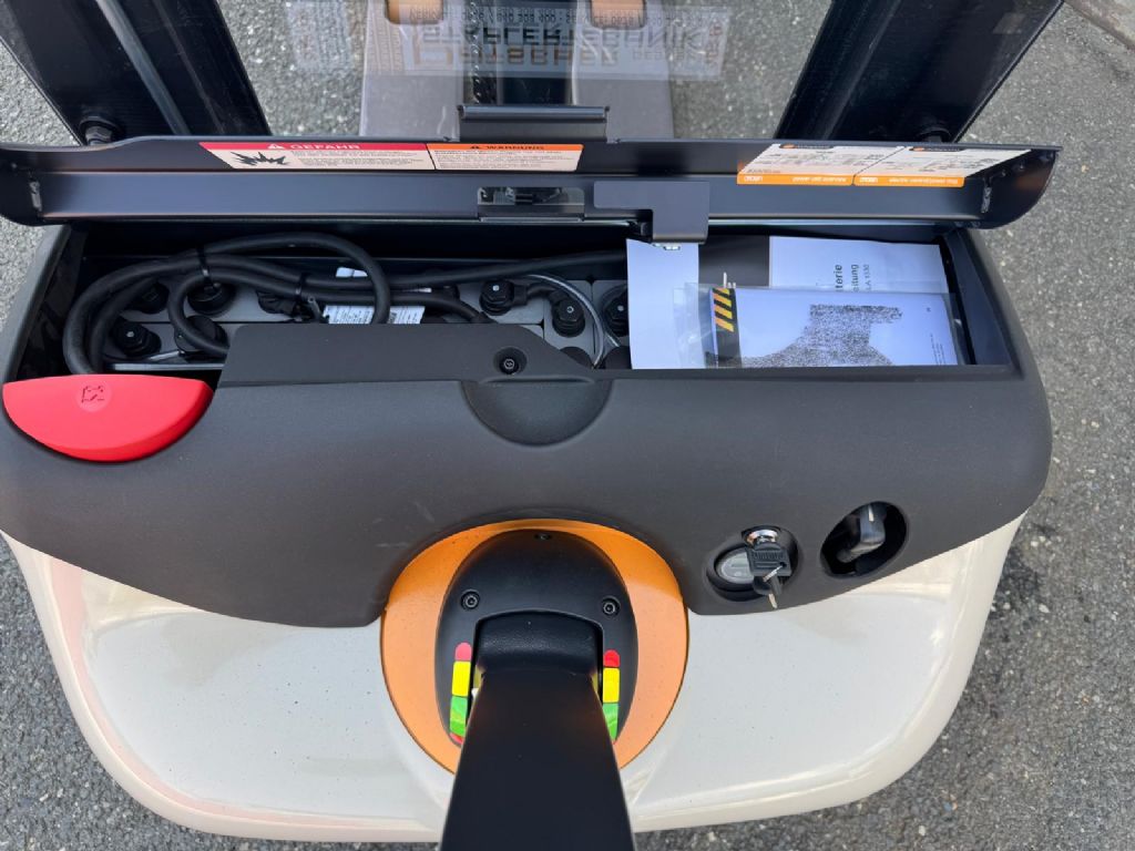 Crown WF3200 - 1.2 TF Hochhubwagen www.staplertechnik.at Crown WF3200 - 1.2 TF Hochhubwagen www.staplertechnik.at