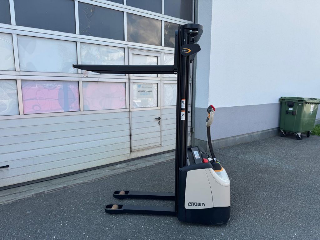 Crown WF3200 - 1.2 TF Hochhubwagen www.staplertechnik.at Crown WF3200 - 1.2 TF Hochhubwagen www.staplertechnik.at