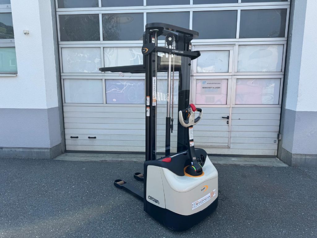 Crown WF3200 - 1.2 TF Hochhubwagen www.staplertechnik.at Crown WF3200 - 1.2 TF Hochhubwagen www.staplertechnik.at