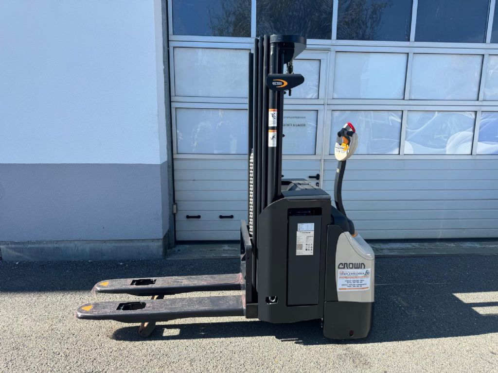 Crown ESi 1.6 High Lift stacker www.staplertechnik.at