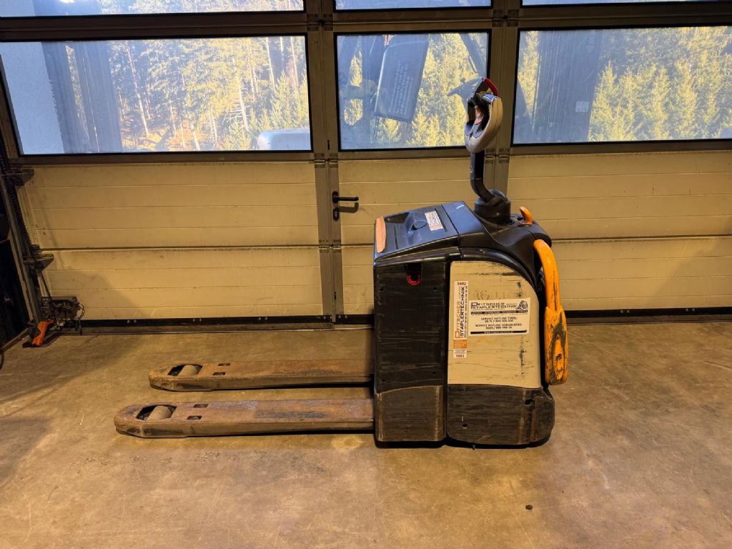 Crown WT3040 Niederhubwagen www.staplertechnik.at Crown WT3040 Niederhubwagen www.staplertechnik.at