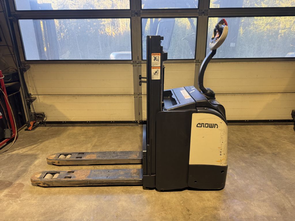 Crown DT 3040 TL 2100 Deichselstapler www.staplertechnik.at