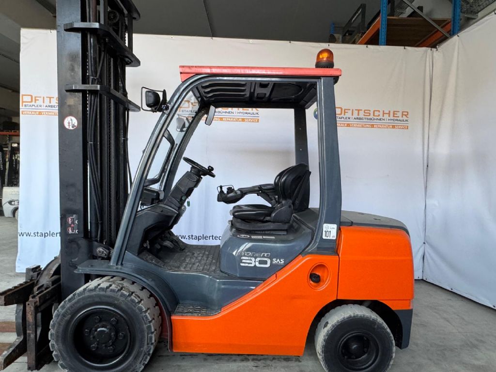 Toyota 8FDF30 Diesel Forklift www.staplertechnik.at