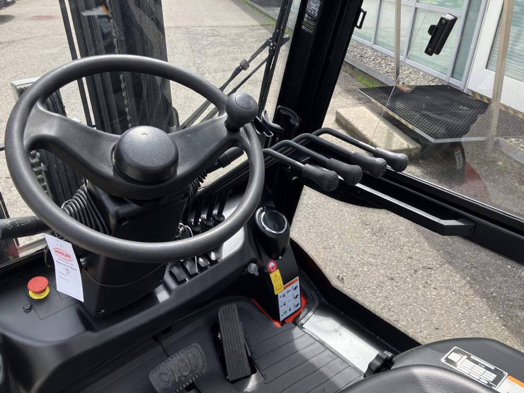 EP EFL353 Electric 4-wheel forklift www.staplertechnik.at EP EFL353 Electric 4-wheel forklift www.staplertechnik.at