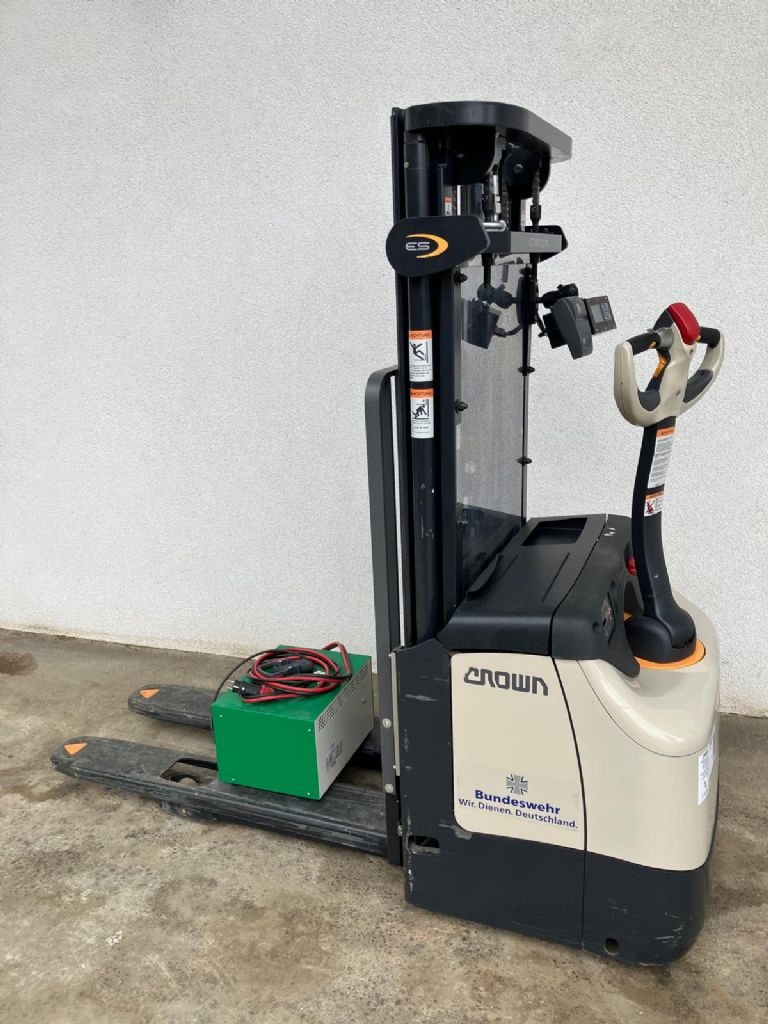 Crown ES 4000 1.2 TT Hochhubwagen www.staplertechnik.at