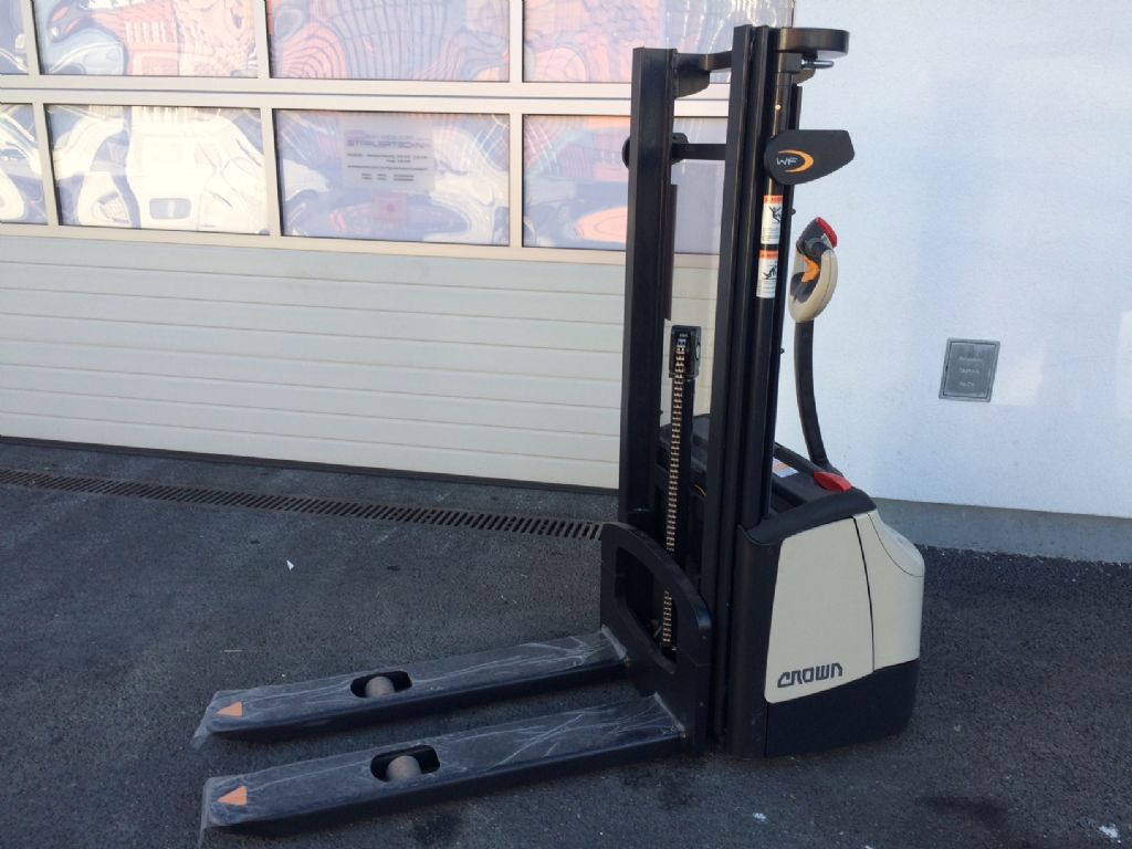Crown WF 30001.2 TF High Lift stacker www.staplertechnik.at Crown WF 30001.2 TF High Lift stacker www.staplertechnik.at