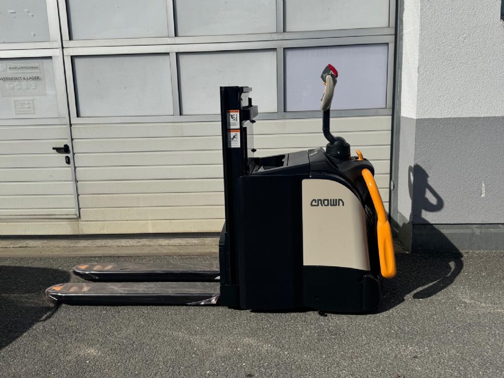 Crown DT3040 2100 Double stacker www.staplertechnik.at