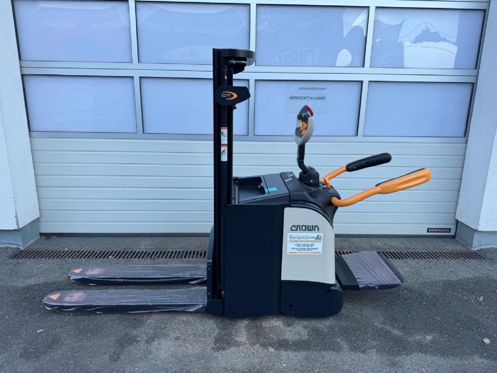 Crown DT3040 2600 Double stacker www.staplertechnik.at