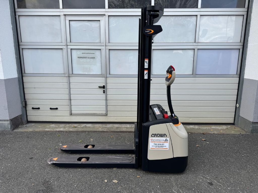 Crown WF 1.2 3030 High Lift stacker www.staplertechnik.at