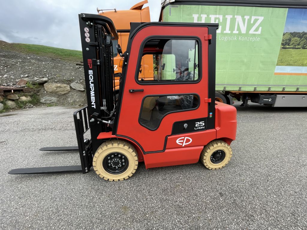 EP EFL252 LI-ION Electric 4-wheel forklift www.staplertechnik.at EP EFL252 LI-ION Electric 4-wheel forklift www.staplertechnik.at
