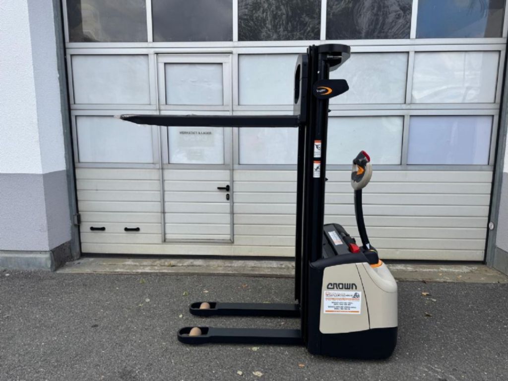 Crown WF 3000 1.2 2600 High Lift stacker www.staplertechnik.at