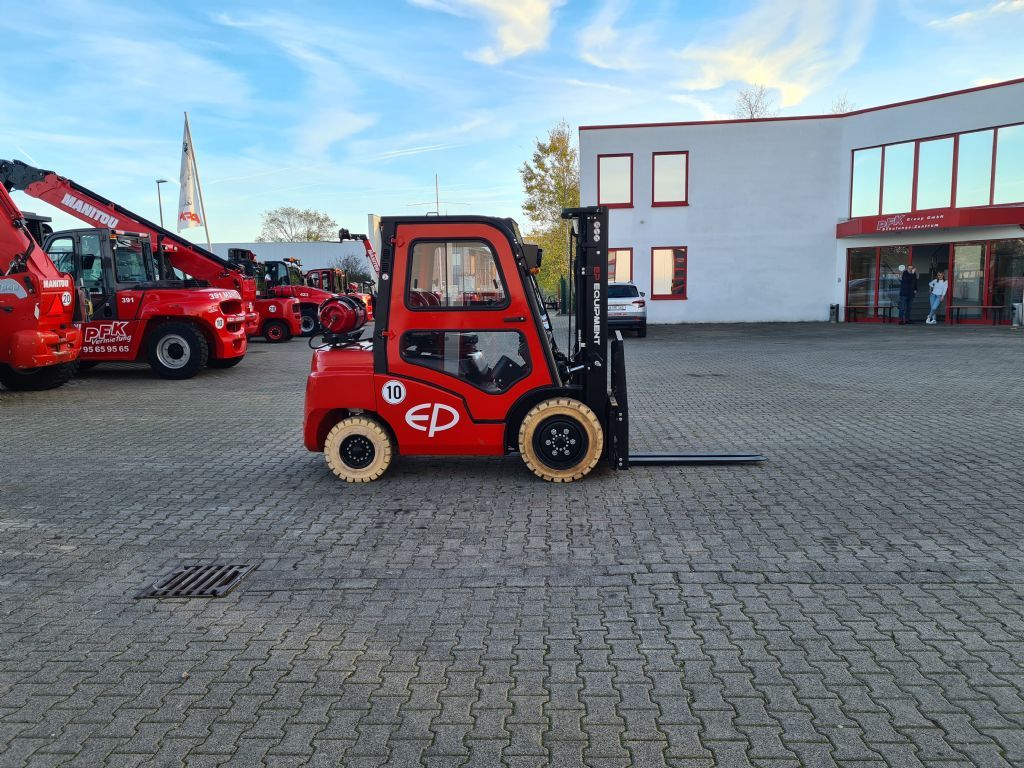 EP CPC/Q(D)30T8 Treibgasstapler www.pfk.de EP CPC/Q(D)30T8 Treibgasstapler www.pfk.de