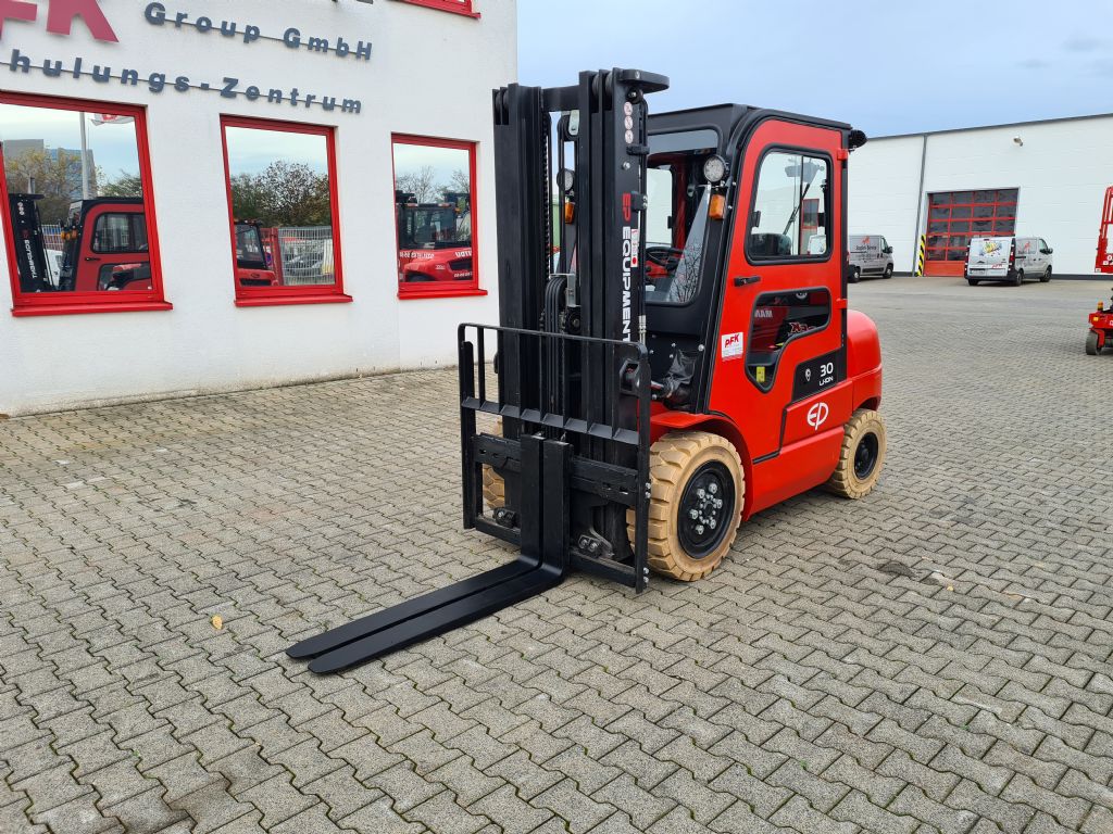 EP EFL302 Elektro 4 Rad-Stapler www.pfk.de