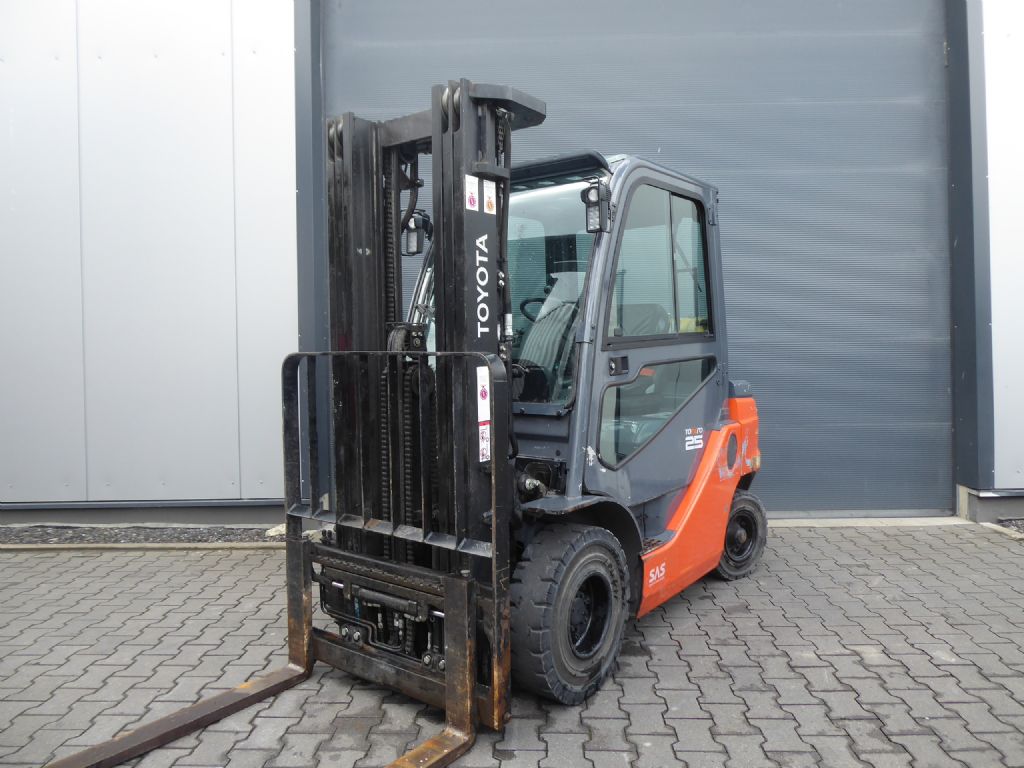 Toyota 02-8FGF25 Treibgasstapler www.rf-stapler.de
