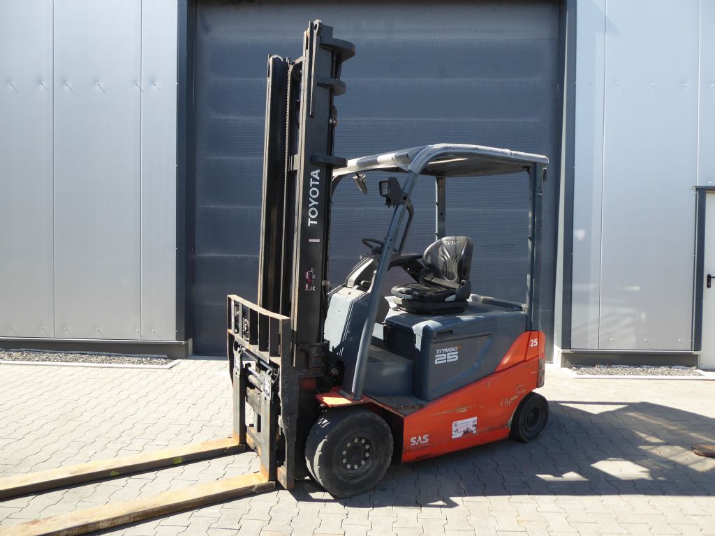 Toyota 8FBEKT25 Elektro 4 Rad-Stapler www.sks-stapler.at