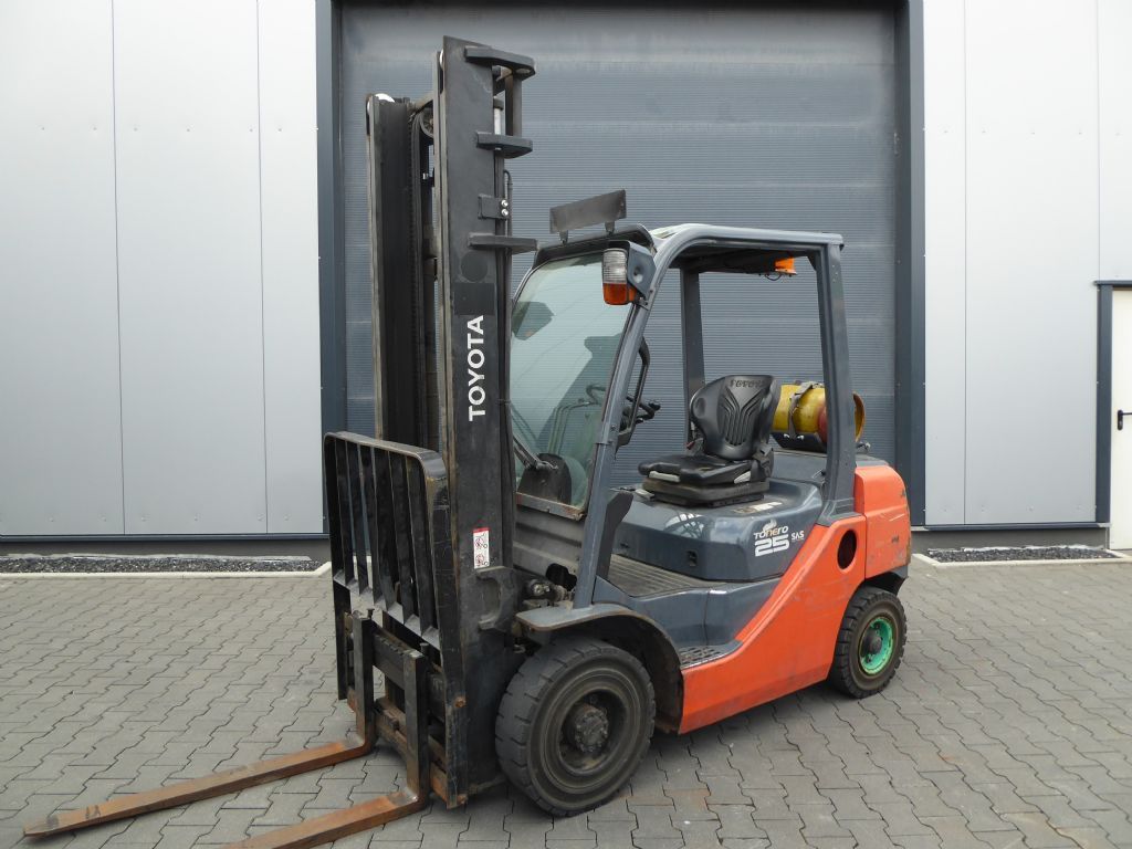 Toyota 02-8FGF25 Treibgasstapler www.zeidlerstapler.at