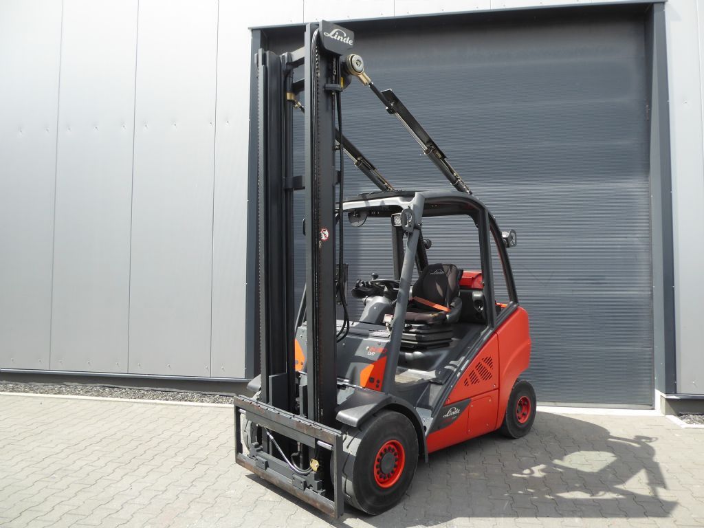 Linde H30T-02 Treibgasstapler www.zeidlerstapler.at
