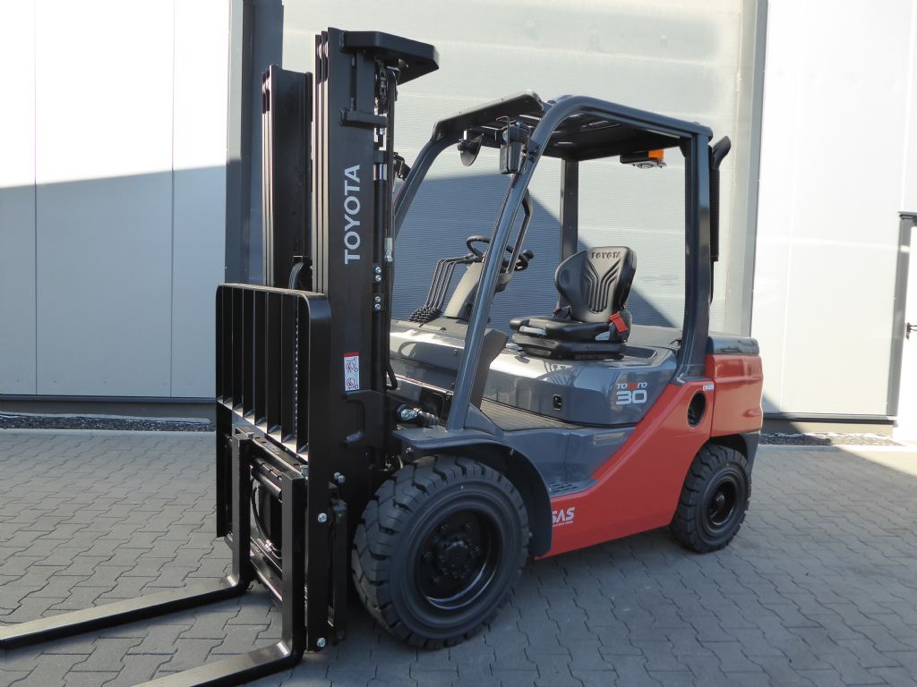 Toyota 52-8FDF30 Dieselstapler www.zeidlerstapler.at