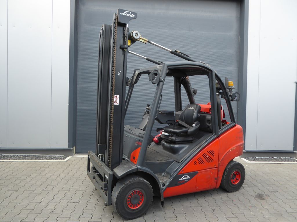 Linde H25T-02 Treibgasstapler www.zeidlerstapler.at