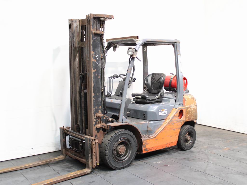 Toyota 02-8 FGF 25 Treibgasstapler www.richter-gabelstapler.de