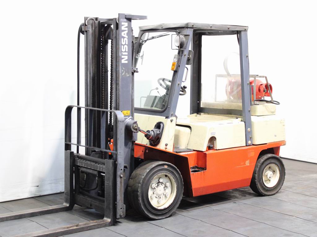 Nissan UGJ 02 A 30 U Treibgasstapler www.richter-gabelstapler.de