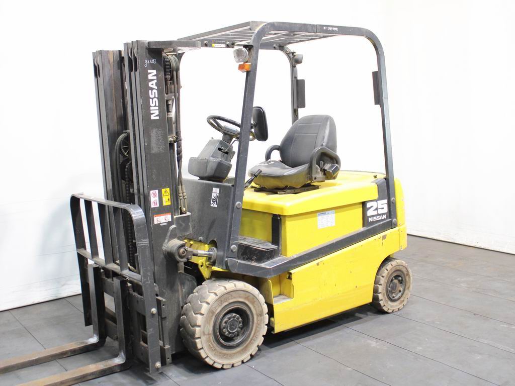 Nissan Q 02 L 25 CU Elctrica de 4 ruedas www.richter-gabelstapler.de