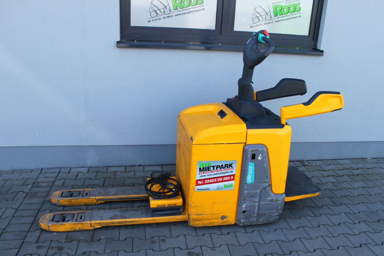 Jungheinrich ERE 225 19 115 54 Niederhubwagen www.roos-gabelstapler.de