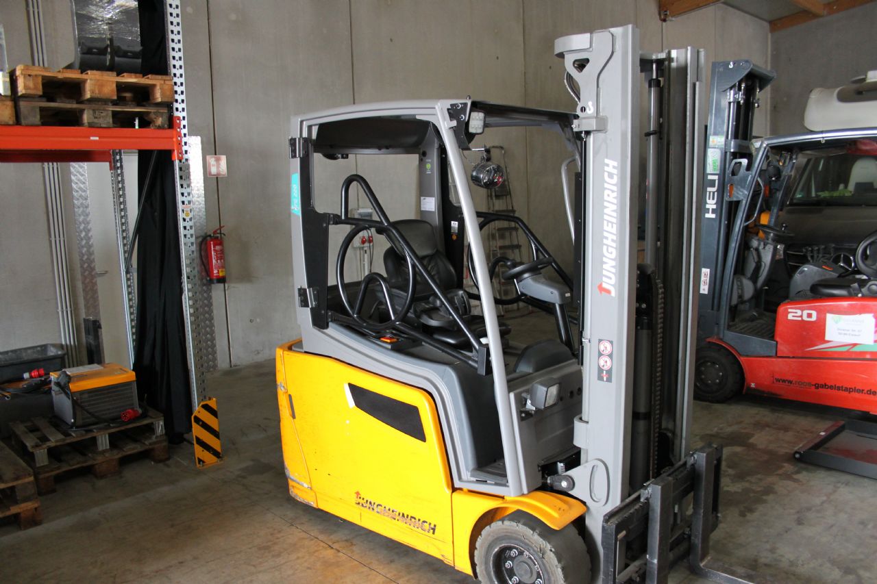 Jungheinrich EFG 220 G 115 330ZZ Elektro 3 Rad-Stapler www.roos-gabelstapler.de Jungheinrich EFG 220 G 115 330ZZ Elektro 3 Rad-Stapler www.roos-gabelstapler.de