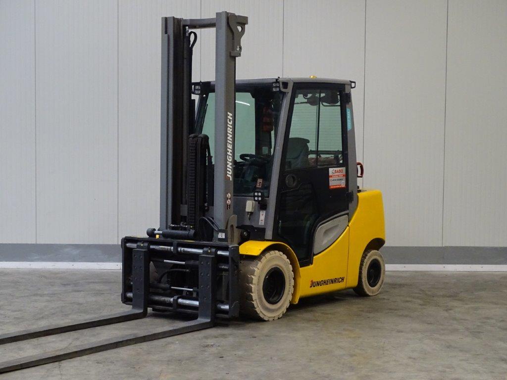 Jungheinrich-TFG435-Treibgasstapler-http://www.sago-online.com