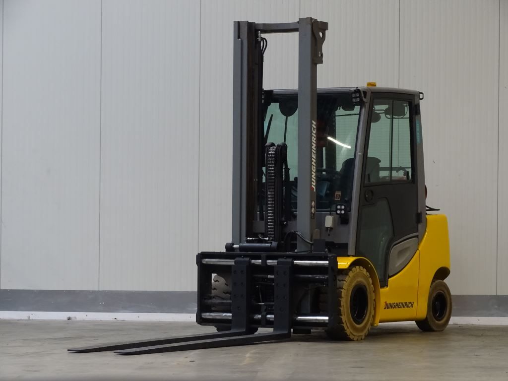 Jungheinrich-TFG435-Treibgasstapler-http://www.sago-online.com