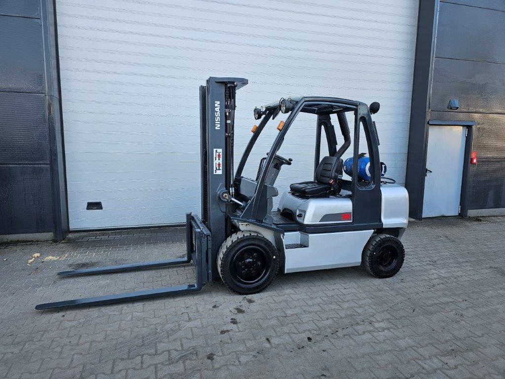 Nissan-UGD02A30PQ - TRIPLEX-Treibgasstapler-http://www.sago-online.com