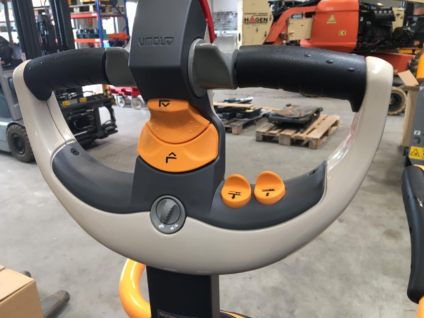 Crown DT3040 TL 2100 Niederhubwagen www.schauer-gabelstapler.at Crown DT3040 TL 2100 Niederhubwagen www.schauer-gabelstapler.at