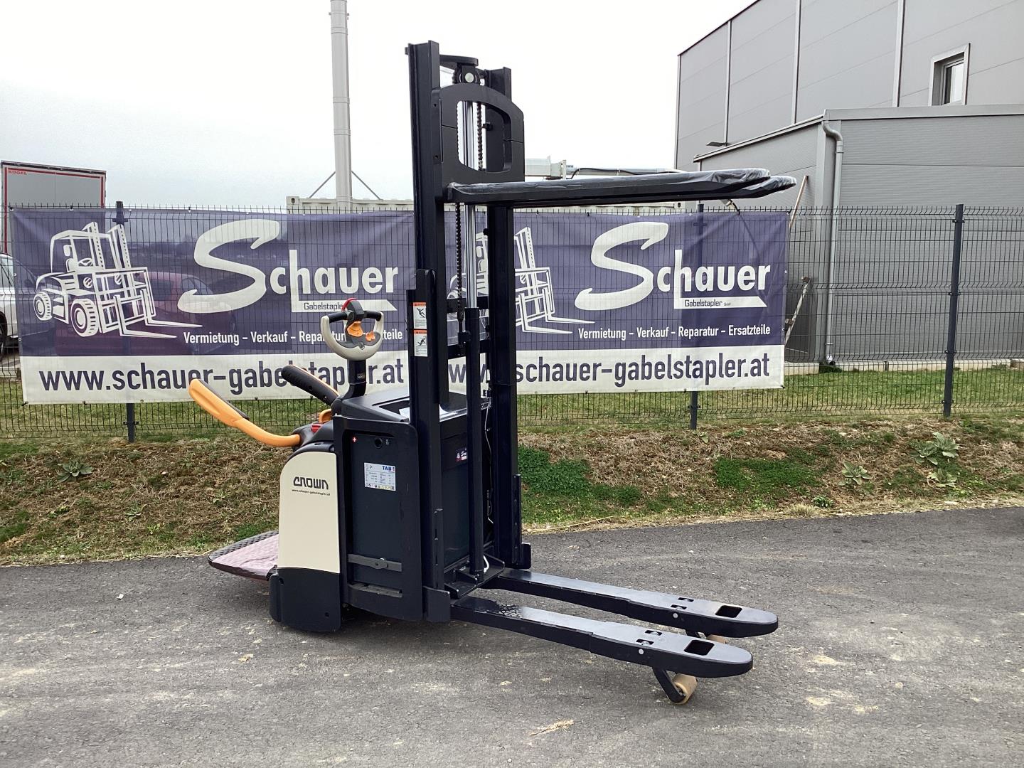 Crown DT3040-2.0 Doppelstock-Hochhubwagen Hochhubwagen www.schauer-gabelstapler.at